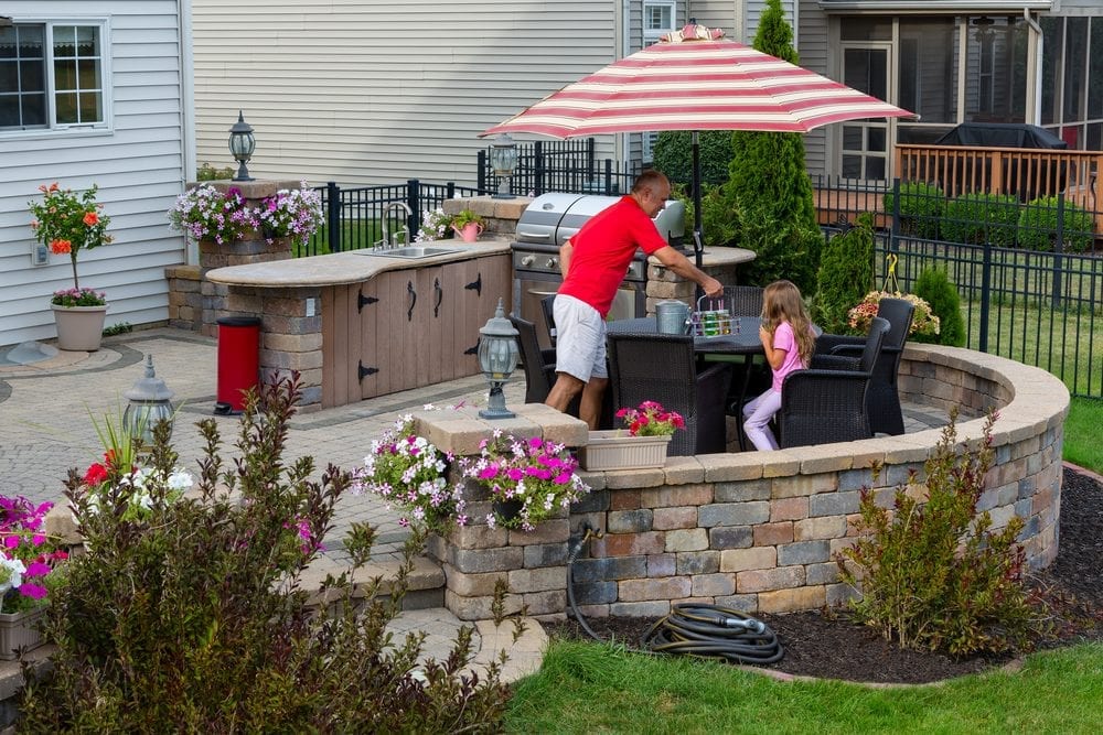 outdoor kitchens for entertaining