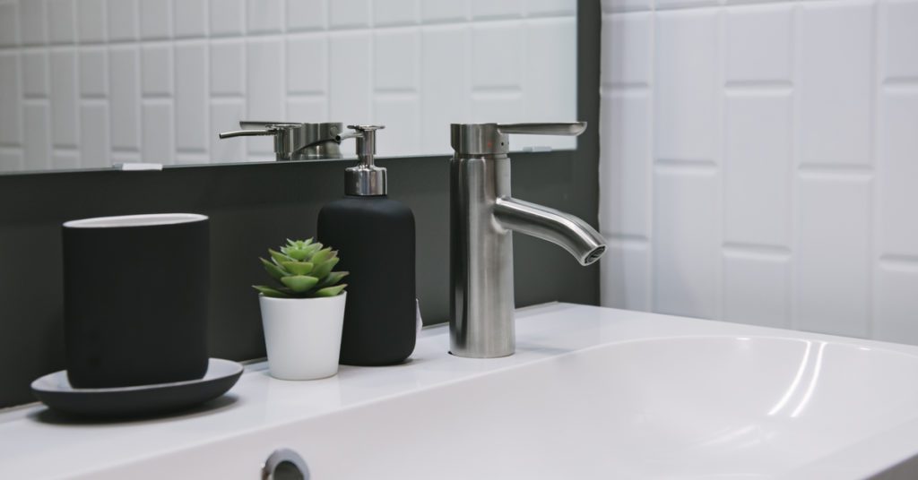 Black in bathroom: 6 Chic Focal Points, Black accessories